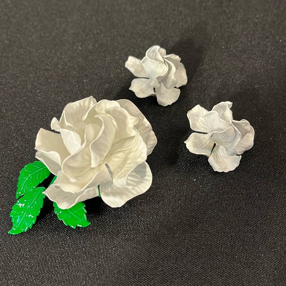Vintage White Flower Pin and matching Clip Earrings. Enamel painted on Metal.